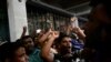 Para pendukung pemimpin kelompok oposisi Islam, Delwar Hossain Sayeedi, berkumpul di depan sebuah rumah sakit dan meneriakkan slogan-slogan menyusul wafatnya Delwar akibat serangan jantung di Dhaka, Bangladesh, Senin, 14 Agustus 2023. (Foto: Munir uz zaman/ AFP)