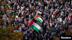 Mkutano wa hadhara uliofanywa na Waislamu wa Marekani kuonyesha mshikamano na Wapalestina ukitaka kuwepo kusitishwa mapigano huko Gaza ukipita katika mitaa ya mji mkuu wa Marekani Washington, Oct. 21, 2023. 