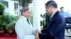 Perdana Menteri Pakistan Shehbaz Sharif, kiri, menyambut kunjungan Wakil Perdana Menteri China He Lifeng di Islamabad, Pakistan, 31 Juli 2023. Lifeng menerima penghargaan sipil tertinggi Pakistan atas jasanya mempromosikan kerja sama ekonomi kedua negara. 