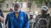 Taipan bisnis Ukraina dan salah satu miliarder paling terkemuka di negara itu Ihor Kolomoisky tiba di pengadilan di Kyiv, Ukraina, 2 September 2023. (Foto: Reuters)