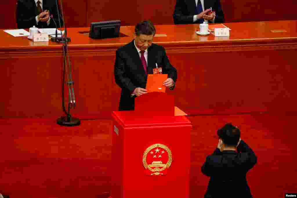 En marzo, el presidente chino Xi Jinping fue confirmado para su tercer periodo. Xi recibió 2.952 votos a favor y cero en contra de un Parlamento con miembros nombrados por el partido gobernante, que suele apartar a sus opositores.
