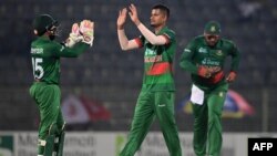 সিলেটের সিলেট আন্তর্জাতিক ক্রিকেট স্টেডিয়ামে বাংলাদেশ ও আয়ারল্যান্ডের মধ্যে প্রথম একদিনের আন্তর্জাতিক (ওডিআই) ক্রিকেট ম্যাচে আয়ারল্যান্ডের গ্যারেথ ডেলানিকে (ছবিতে নেই) আউট করার পর বাংলাদেশের নাসুম আহমেদ (মাঝে) মুশফিকুর রহিমের সাথে উদযাপন করছেন। ১৮ মার্চ, ২০২৩। 