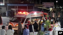 পাকিস্তানের সোয়াত উপত্যকার সাইদু শরিফ শহরের একটি হাসপাতালে ভূমিকম্পে ক্ষতিগ্রস্থদের অ্যাম্বুলেন্স থেকে নামিয়ে আনছেন উদ্ধারকর্মীরা। ২১ মার্চ, ২০২৩
