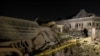 Une vue générale des voitures et des bâtiments endommagés sur les lieux d'une explosion dans la région de Bodija à Ibadan, le 16 janvier 2024.