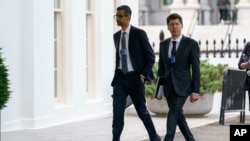 CEO Alphabet Sundar Pichai (kiri) dan CEO OpenAI Sam Altmantiba di Gedung Putih, Washington, untuk bertemu dengan Wakil Presiden AS Kamala Harris membicarakan soal kecerdasan buatan pada 4 Mei 2023. (Foto: AP/Evan Vucci)
