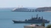 Sebuah kapal militer pendarat milik Rusia berlayar melintas tak jauh dari jembatan Selat Kerch yang menghubungkan Krimea dan daratan Rusia., 17 Juli 2023. (Foto: AP Photo)