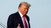 Mantan presiden Donald Trump turun dari pesawat setibanya di Bandara Internasional Hartsfield-Jackson Atlanta, Kamis, 24 Agustus 2023. (Foto: Alex Brandon/AP Photo)