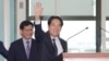 Wakil Presiden Taiwan William Lai melambaikan tangan ke media saat berangkat ke Paraguay di Taoyuan, Taiwan pada 12 Agustus 2023. (Foto: AP)