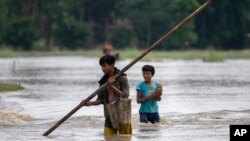 Banjir di desa Bali, sebelah barat Guwahati, India, Jumat, 23 Juni 2023. Puluhan ribu orang mengungsi ke kamp-kamp bantuan setelah banjir melanda sebagian besar desa di Wilayah timur laut India yang terpencil minggu ini. (AP/Anupam Nath)
