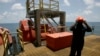 Un trabajador labora a bordo de la plataforma petrolera Petronius de Chevron, ubicada a 161 kilómetros de la costa de Nueva Orleans, en el Golfo de México, el 3 de junio de 2008.