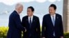 Presiden AS Joe Biden, Perdana Menteri Jepang Fumio Kishida dan Presiden Korea Selatan Yoon Suk Yeol menghadiri sesi foto pada hari keterlibatan trilateral selama KTT G7 di Grand Prince Hotel di Hiroshima, Jepang, 21 Mei 2023. (Foto: REUTERS/Jonathan Ernst)