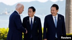 Presiden AS Joe Biden, Perdana Menteri Jepang Fumio Kishida dan Presiden Korea Selatan Yoon Suk Yeol menghadiri sesi foto pada hari keterlibatan trilateral selama KTT G7 di Grand Prince Hotel di Hiroshima, Jepang, 21 Mei 2023. (Foto: REUTERS/Jonathan Ernst)