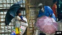 উখিয়ার কুতুপালং শরণার্থী শিবিরে বর্ষার সময় রোহিঙ্গা শরণার্থীরা খাদ্য বিতরণের জায়গায় অপেক্ষা করছে। ১০ আগস্ট, ২০২২। ফাইল ছবি।