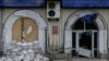Sebuah restoran di Slovyansk, wilayah Donetsk, Ukraina, hancur akibat diserang dengan bom tandan, 23 April 2022. (REUTERS/Jorge Silva)