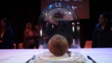 Bakso yang dibuat dengan kode genetik dari mammoth terlihat di museum sains Nemo di Amsterdam, 28 Maret 2023 (dok: AP/Mike Corder)
