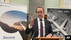 Menteri Imigrasi sekaligus Menteri Pertahanan Selandia Baru Andrew Little memaparkan kebijakan pertahanan di Wellington, Selandia Baru, 4 Agustus 2023, (Foto: Nick Perry/AP Photo)
