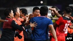 Para pemain dan ofisial bereaksi saat terjadi perkelahian di sela-sela pertandingan final sepak bola putra antara Thailand dan Indonesia pada Pesta Olahraga Asia Tenggara (SEA Games) ke-32 di Phnom Penh pada 16 Mei 2023. (Foto: AFP)