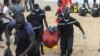 Anggota tim evakuasi membawa jenazah migran di pantai Oukam pada 24 Juli 2023. Kapal yang membawa migran tersebut tenggelam di lepas pantai Dakar, Senegal, saat mencoba menyeberang. (Foto: Reuters/Ngouda Dione)
