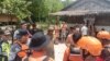Regu penyelamat bersama beberapa penyintas Australia bertemu kembali dengan teman-temannya di pulau Pinang, Aceh, setelah empat warga Australia dan dua warga Indonesia yang hilang diselamatkan dari laut, 15 Agustus 2023. (Handout/ BASARNAS/ AFP)