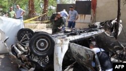 Sejumlah petugas investigasi kepolisian Suriah tampak memeriksa lokasi ledakan di Barzeh, Damaskus, pada 10 Mei 2023. (Foto: Syrian Ministry of Interior via AFP)