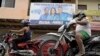 Sebuah iklan calon presiden dari sebuah partai terpampang di pinggir jalan di Canuto, Ekuador, Sabtu, 19 Agustus 2023 menjelang hari pemunggutan suara untuk pemilihan presiden dan referendum mengenai pertambangan serta minyak bumi. (Foto: Rodrigo Buendia/AFP)
