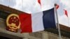 Bendera nasional Prancis berkibar tertiup angin saat Presiden China Xi Jinping dan sejawatnya dari Prancis Emmanuel Macron menghadiri upacara penyambutan resmi untuk Macron di Beijing pada 6 April 2023. (Foto: AFP)