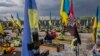 Seorang perempuan mengunjungi makam temannya, seorang prajurit Ukraina, di pemakaman Kryvyi Rih di Ukraina timur, 23 April 2023. (Foto: AP)