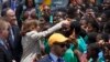 Wakil Presiden AS Kamala Harris menyapa para pelajar dalam acara penyambutan di Bandara Internasional Kotoka di Accra, Ghana, Minggu, 26 Maret 2023. (Foto: Misper Apawu/AP Photo)