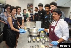 Chef Anna Fernando dari Sri Lanka, mengajari cara memasak makanan Sri Lanka di Beirut, Lebanon, 15 September 2023. (REUTERS/Mohamed Azakir)