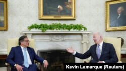 Presiden AS Joe Biden (kanan) bertemu dengan Presiden Kolombia Gustavo Petro di Gedung Putih, Washington, pada 20 April 2023. (Foto: Reuters/Kevin Lamarque)