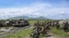 Para tentara Australia dan Filipina bersiaga dalam latihan bersama di pangkalan angkatan laut di Kota San Antonio, Provinsi Zambales, Jumat, 25 Agustus 2023. (Foto: Ted Aljibe/AFP)