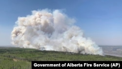 Kebakaran hutan terjadi di distrik Grande Prairie, Alberta, Kanada, pada 6 Mei 2023. (Foto: Government of Alberta Fire Service/The Canadian Press via AP)