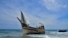 ILUSTRASI - Sebuah perahu yang membawa migran Rohingya terdampar di pantai Indra Patra di desa Ladong, provinsi Aceh, Minggu, 25 Desember 2022. (AP/Rahmat Mirza)