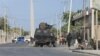 Pasukan keamanan berpatroli di luar sebuah gedung yang diduga telah diserang oleh kelompok militan Al Shabaab di Mogadishu, Ibu Kota Somalia, 21 Februari 2023. (Foto: Hassan Ali ELMI/ AFP)