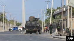 Pasukan keamanan berpatroli di luar sebuah gedung yang diduga telah diserang oleh kelompok militan Al Shabaab di Mogadishu, Ibu Kota Somalia, 21 Februari 2023. (Foto: Hassan Ali ELMI/ AFP)