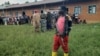 Un milicien de l'Union des patriotes pour la libération du Congo (UPLC) monte la garde dans un bureau de vote à Kalunguta, dans le Nord-Kivu.