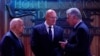 El presidente de Cuba, Miguel Díaz-Canel (der.), el ministro de Comercio Exterior e Inversiones de Cuba, Ricardo Cabrisas, y el viceprimer ministro de la Federación de Rusia, Dmitry Chernyshenko, conversan durante un foro de empresarios rusos en La Habana, el 19 de mayo de 2023.