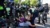 Familiares de reclusos se enfrentan a la policía durante un operativo de seguridad después de que estallara un motín en la penitenciaría de Tacumbú, en Asunción, Paraguay, el 18 de diciembre de 2023.
