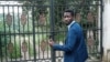 Le candidat à la présidentielle Robert Kyagulanyi, également connu sous le nom de Bobi Wine, à la porte de son domicile à Magere, en Ouganda, le 15 janvier 2021.