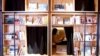 Seorang perempuan membaca buku di bilik tidur di Book and Bed, sebuah akomodasi yang dipadukan dengan kafe buku. Sebuah perusahaan Jepang membuat bilik tidur sambil berdiri. (Foto: Ilustrasi/REUTERS/Kim Kyung-Hoon)