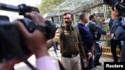 ভারতের নয়া দিল্লীতে বিবিসি অফিসের বাইরে পুলিশ কর্মকর্তাদের দেখা যাচ্ছে। (১৪ ফেব্রুয়ারি, ২০২৩)
