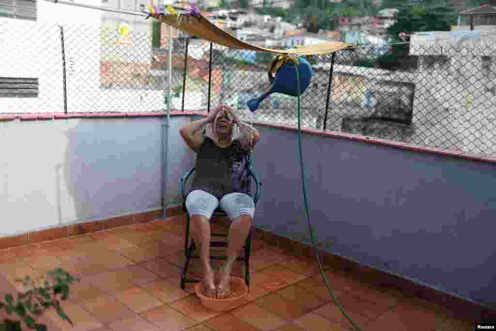Las altas temperaturas marcaron un triste récord que dejó el 2023 como el año más caluroso jamás registrado. Las temperaturas extremas llevaron a prender alarmas en diferentes países. En la foto, una mujer trata de refrescarse en Río de Janeiro, Brasil. 