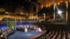 Para penerima penghargaan Hadiah Nobel dan keluarga Kerajaan Swedia dalam acara pemberian penghargaan tahunan Hadiah Nobel di Concert Hall, Stockholm, Swedia, 10 Desember 2022. (Foto: Pontus Lundahl/TT via AP, File)