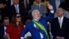 El presidente de Brasil, Luiz Inácio Lula da Silva, saluda junto a su esposa Rosangela 'Janja' cuando llegan al desfile del día de la Independencia en Brasilia, Brasil, el 7 de septiembre de 2023. 