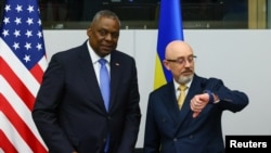 Міністр оборони США Ллойд Остін і український міністр оборони Олексій Резніков на зустрічі представників країн НАТО і партнерів у Брюсселі 15 червня 20223 р.