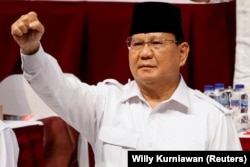 Menhan Prabowo Subianto yang merupakan mantan Jenderal Kopassus memberi isyarat saat menghadiri Rakernas Pimpinan Partai Gerindra, di Bogor, 12 Agustus 2022. (Foto: REUTERS/Willy Kurniawan)
