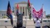 Nadine Seiler berdemonstrasi mendukung diizinkannya akses pil aborsi, Jumat, 21 April 2023, di luar Mahkamah Agung di Washington.. (Foto: AP)