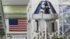 Sebuah poster yang memperlihatkan kapsul Orion untuk misi Artemis II dipajang di dalam Gedung Operasi dan Pemeriksaan (O&C) di Kennedy Space Center di Cape Canaveral, Florida, 28 Agustus 2022. (CHANDAN KHANNA / AFP)