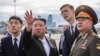 Pemimpin Korea Utara Kim Jong Un, kedua dari kiri, dan Menteri Pertahanan Rusia Sergei Shoigu, kanan, mengunjungi bandar udara Knevichi dekat Vladivostok, Rusia, pada 16 September 2023. (Foto: AFP)