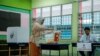 Seorang pemilih sedang memasukkan surat suara dalam pemilu negara bagian di Selayang, Malaysia, Sabtu, 12 Agustus 2023 (Foto: Hasnoor Hussain/Reuters)